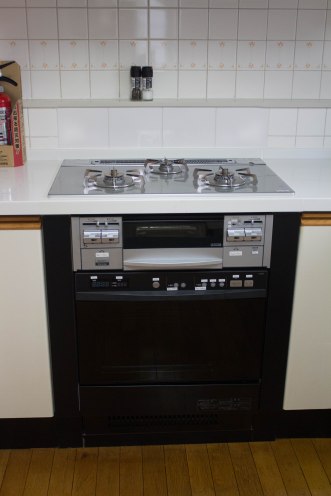 Three burners plus a fish broiler make up the standard Japanese cook set. The built-in oven is less common.